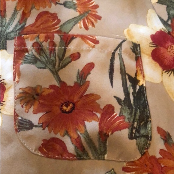 Lily White Floral pattern top. Size Medium. - Picture 3 of 3